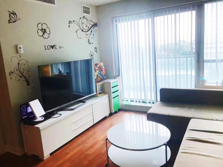 Yonge/Sheppard高档公寓整套出租，1室1车位，离地铁站步行1分钟，包全套家具，拎包入住。