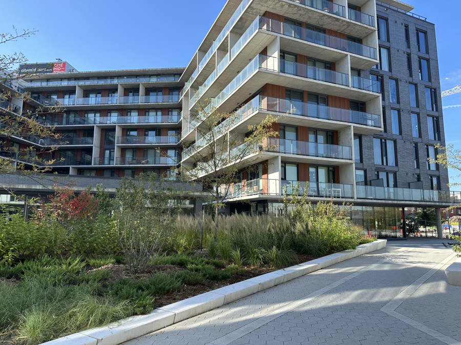 St laurent区大统华附近最新三个半condo 近地铁站du college