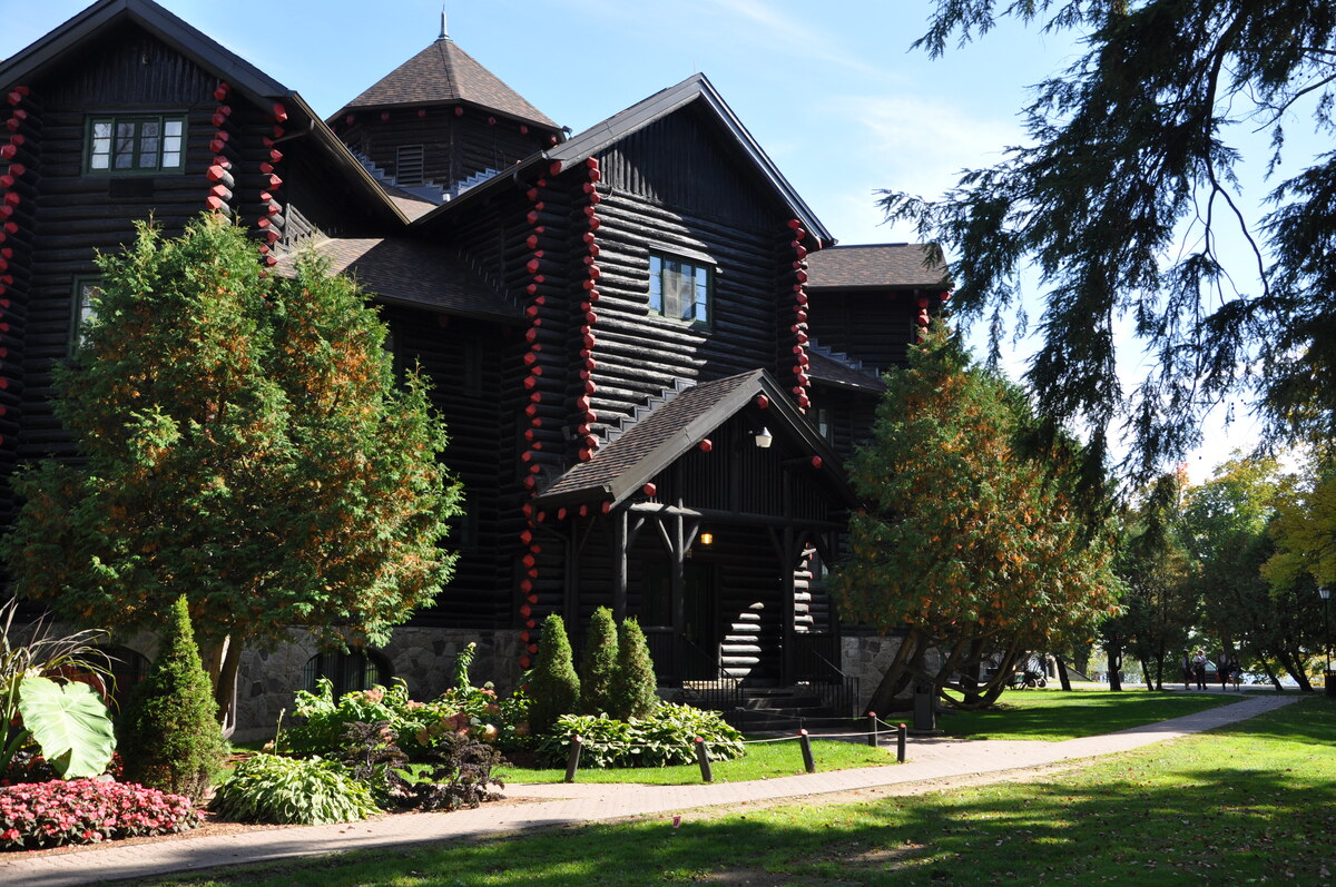 Château Montebello 的原木主楼外观