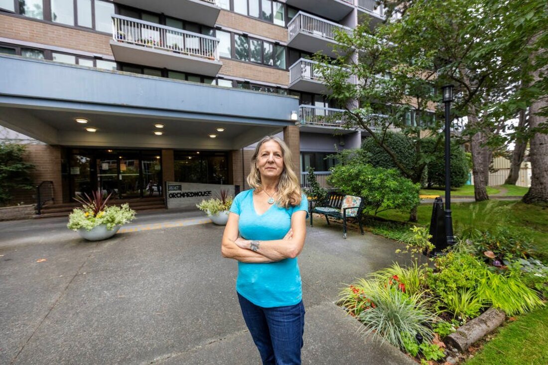 Gail Stenberg 站在 Orchard House 大楼门前