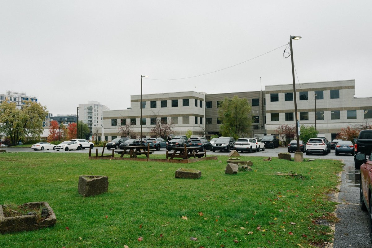 Côte-des-Neiges 区 rue de la Savane 一块草地和停车场，后面是一栋三层办公楼