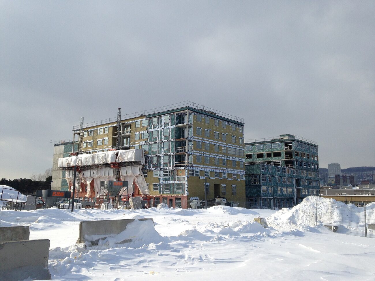 蒙特利尔一处在建的中层住宅楼，冬季