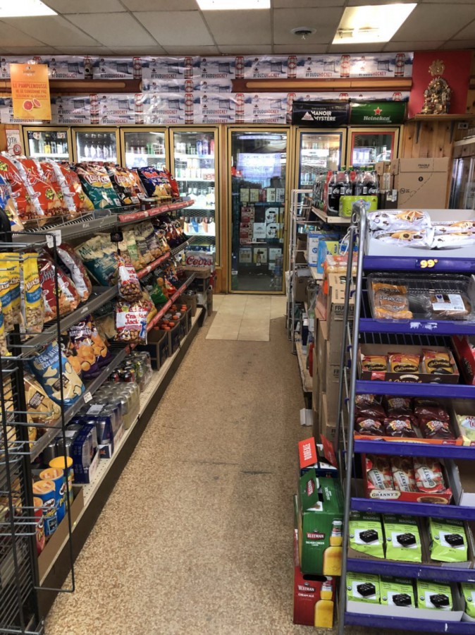 蒙特利尔靠植物园名校区杂货店有售